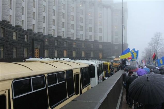 Девять автобусов МВД перекрыли движение возле Кабмина