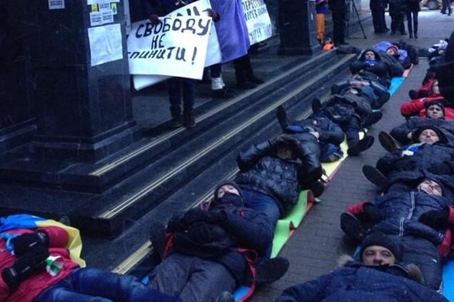 Под Генпрокуратурой устроили лежачий протест