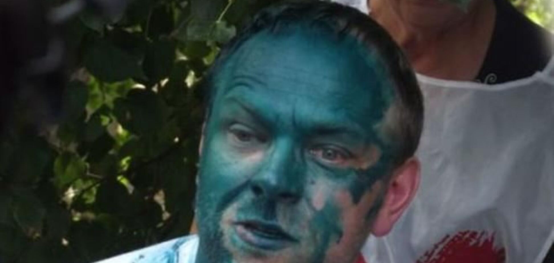 Перед судом по ЕЭСУ во Власенко бросили презерватив с зеленкой