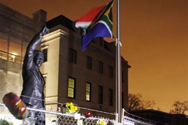 К памятнику Манделы в Вашингтоне несут цветы, в Киеве прошла минута молчания