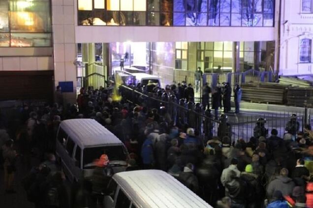 В Киеве митингующие заблокировали здание Шевченковского суда