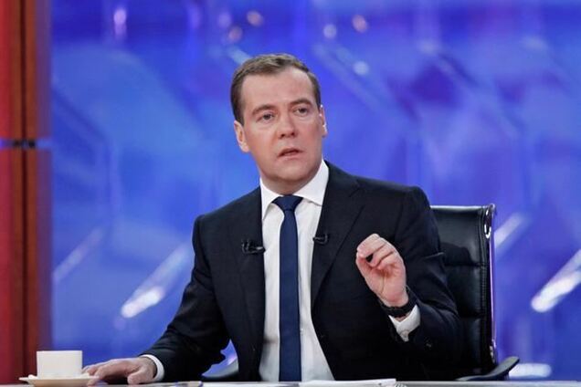Въезд в РФ из Украины будет по загранпаспортам и со страховкой - Медведев
