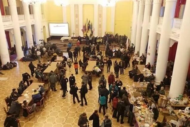 В захваченном КГГА остаются несколько сотен митингующих