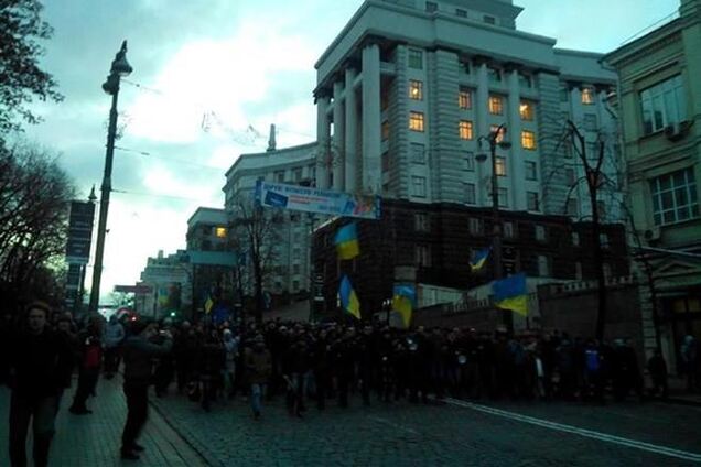 Протестующие с Евромайдана пошли блокировать Кабмин