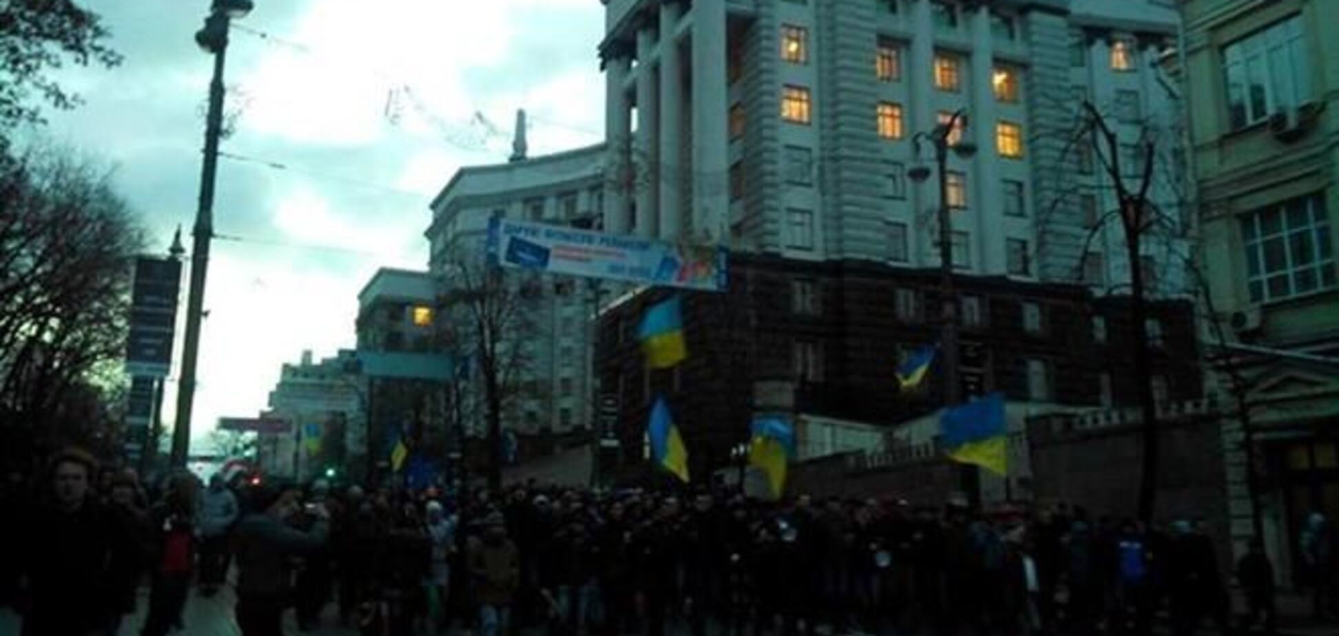 Протестующие с Евромайдана пошли блокировать Кабмин