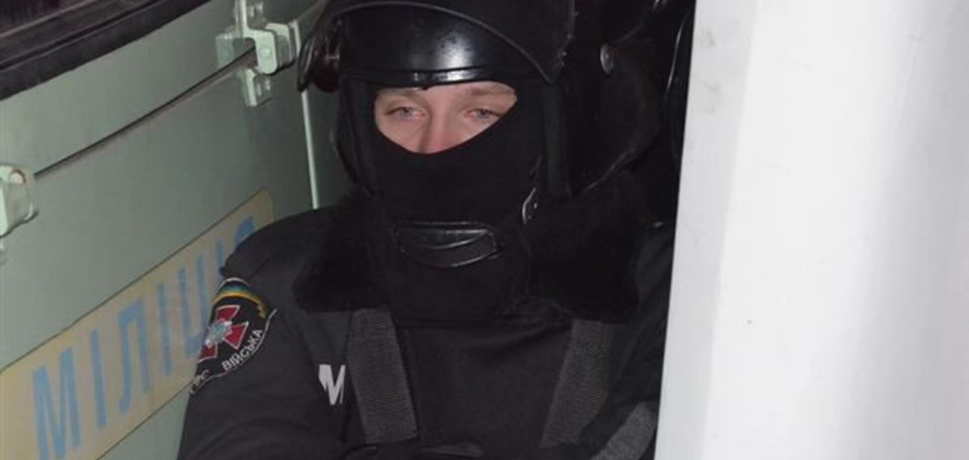 Проход к АП перекрыли солдаты внутренних войск со щитами