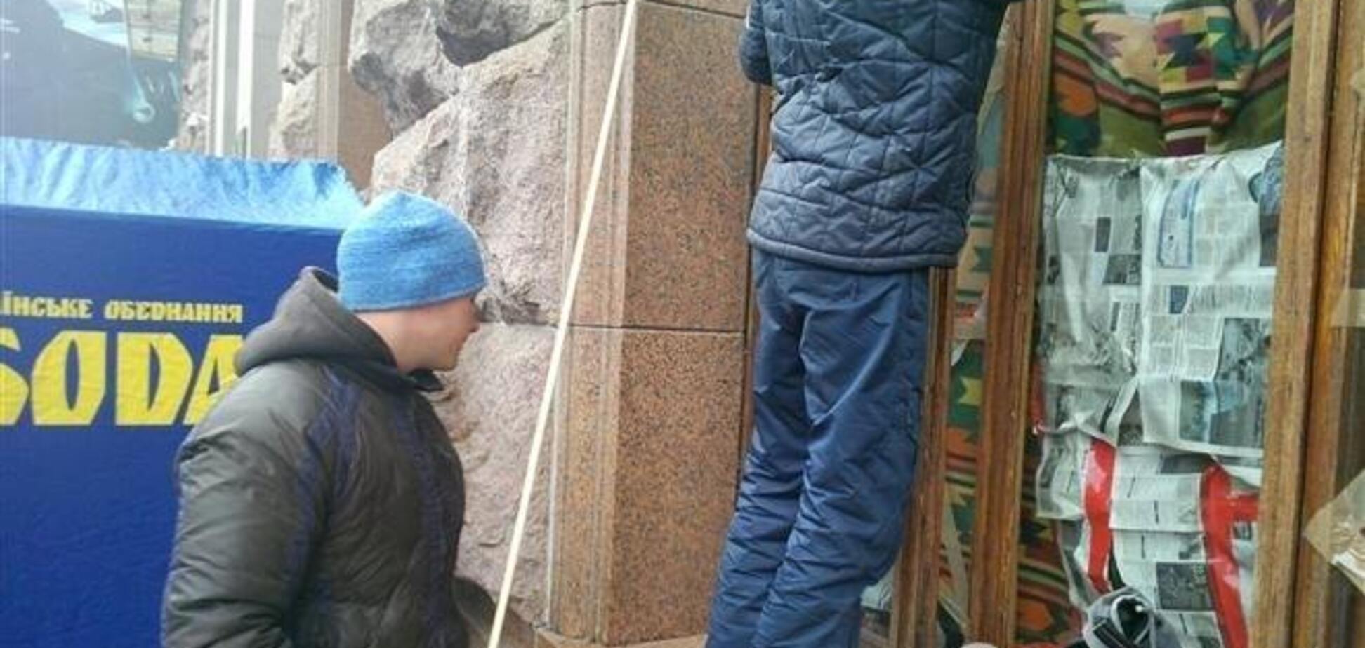 Митингующие меняют стекла в здании КГГА