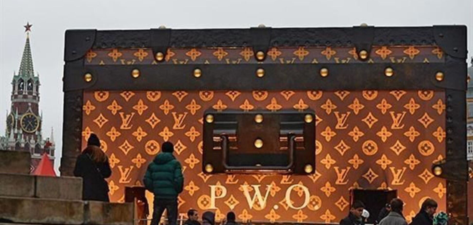 Чемодан Louis Vuitton убрали с Красной площади