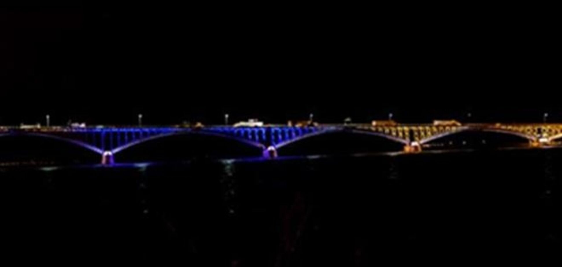 Мост между США и Канадой засветился цветами украинского флага