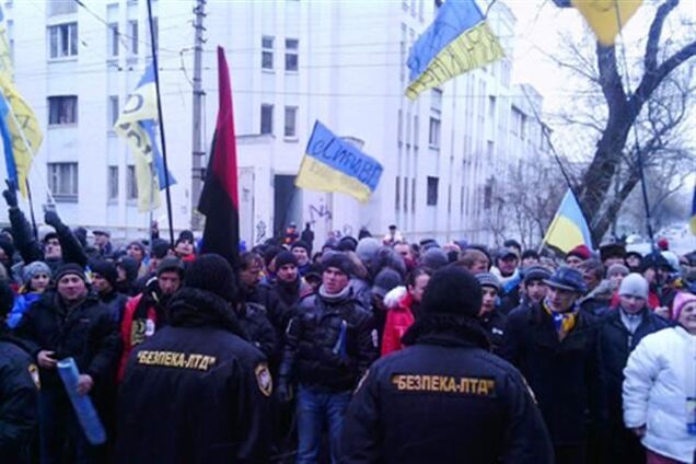 Евромайдановцы пикетируют пять телеканалов