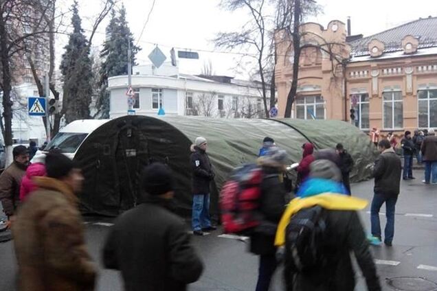 Евромайдановцы строят три линии обороны в правительственном квартале