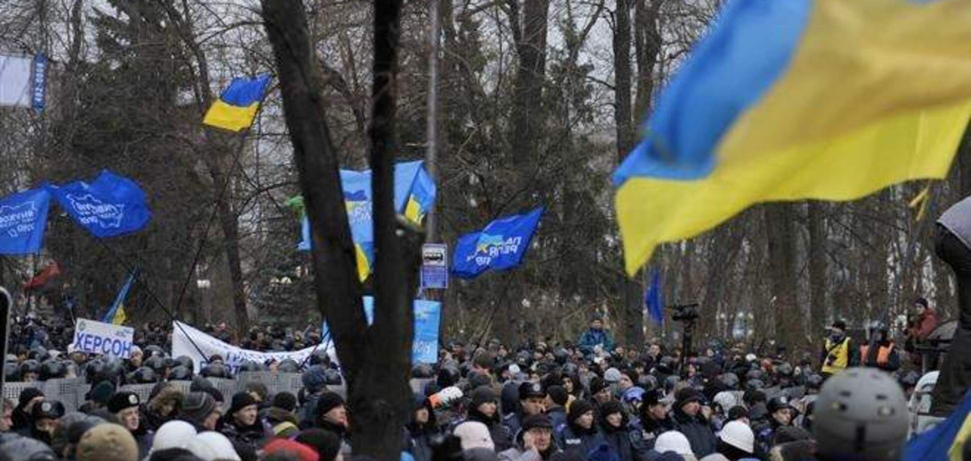 Регіонали скаржаться, що їхніх прихильників в Маріїнському парку 'заблокували'