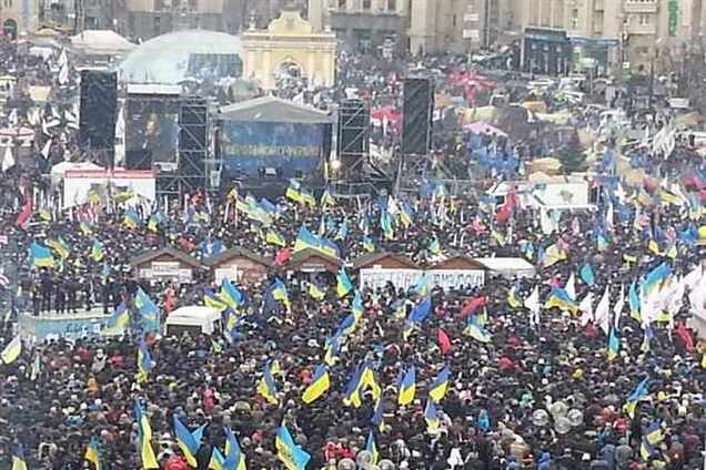 Мітингувальники на Майдані висять на ялинці і зайняли дах Головпоштамту