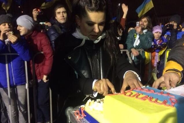 Руслана принесла на Евромайдан торт 'Героям Украины'