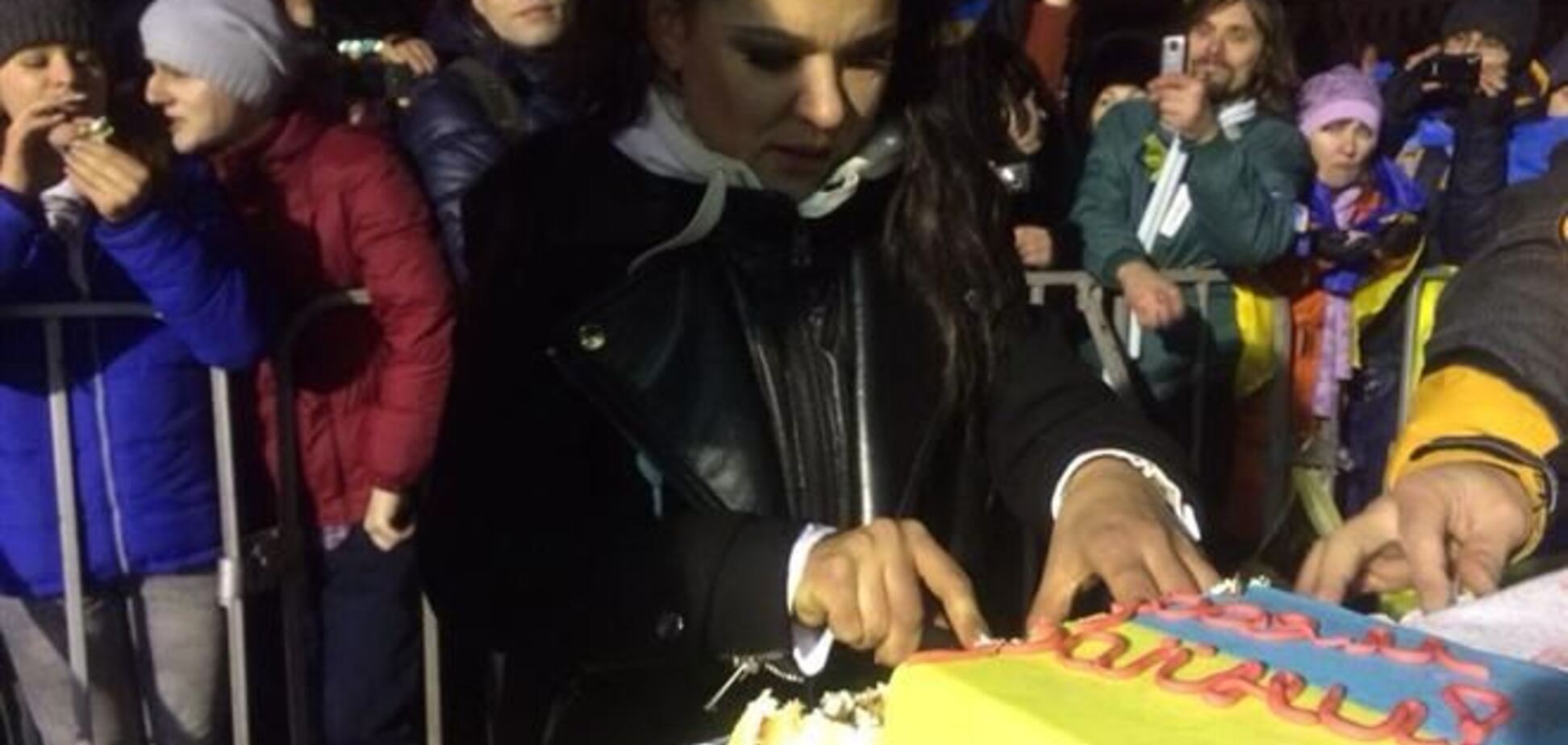 Руслана принесла на Евромайдан торт 'Героям України'