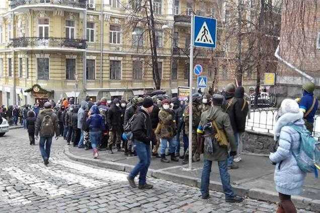 В сторону Администрации президента идет колонна парней в масках