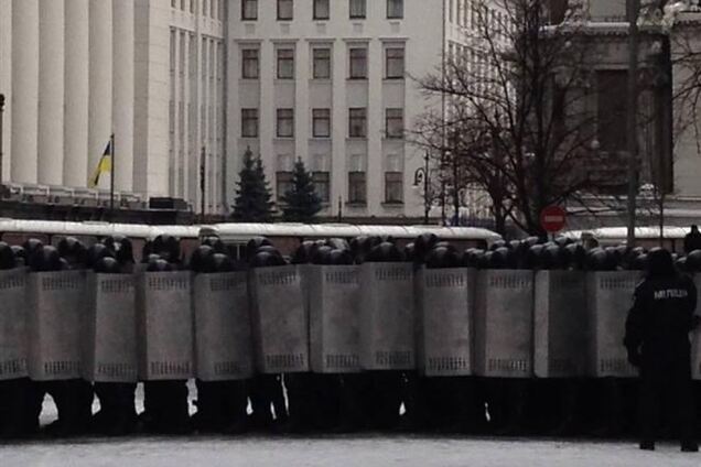 Вулиці Грушевська, Садова та Липська заблоковані мікроавтобусами з 'Беркутом'