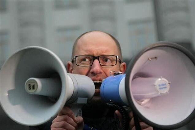 Яценюк на Евромайдане обнимается с митингующими