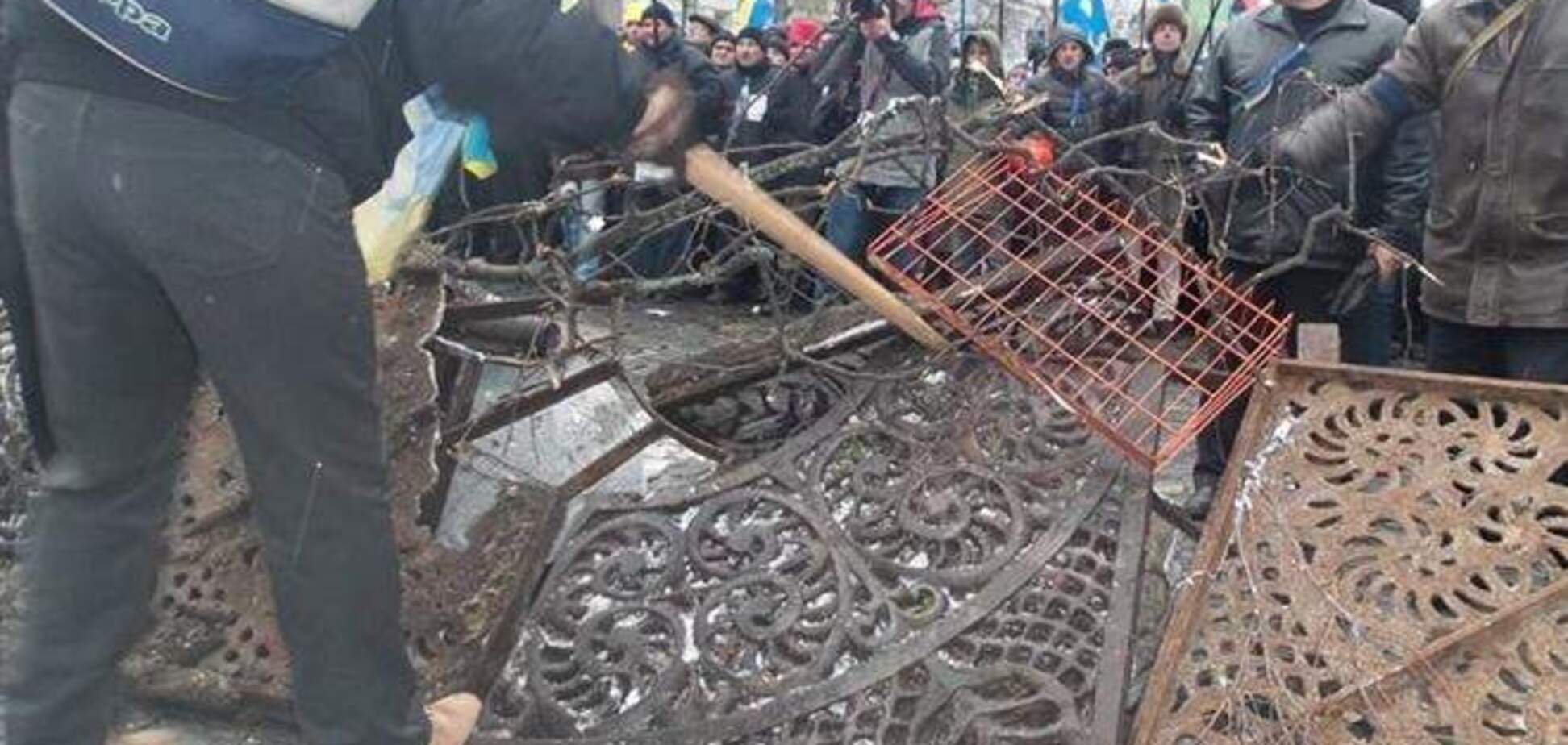 На подступах к Кабмину участники Евромайдана возводят баррикады