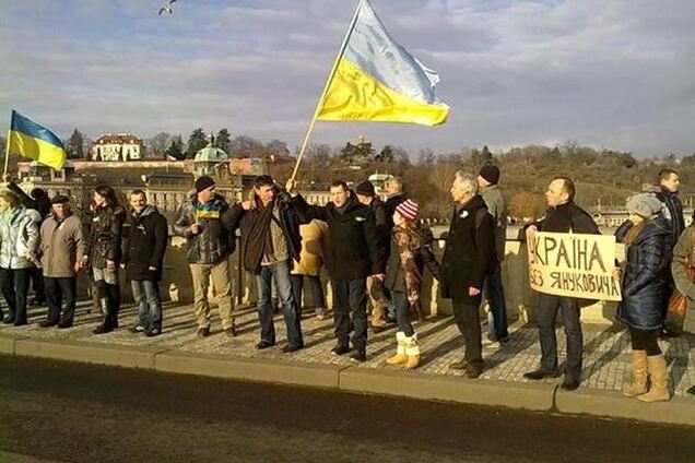 У Чехії створили 'живий' ланцюг на підтримку Евромайдана
