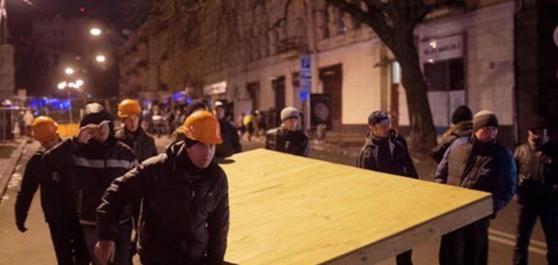 Евромайдановцы строят новую баррикаду в центре Киева