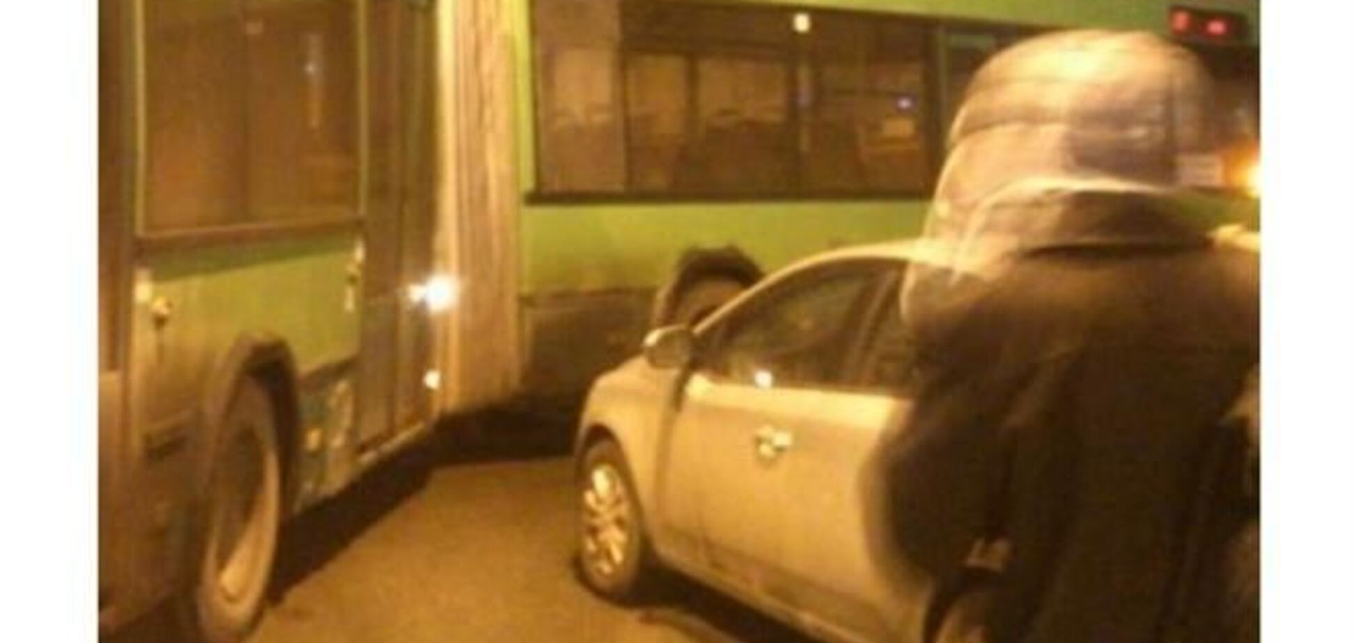 Возле КГГА в ДТП попал автобус с милиционерами