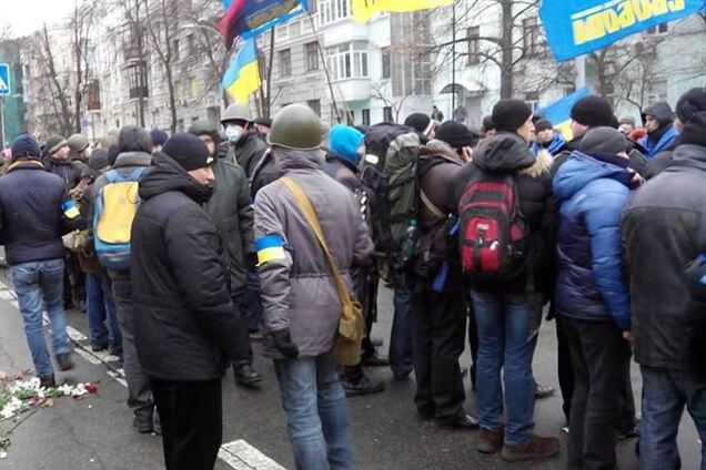 Біля АП самооборонівці охороняють мітинг від провокацій