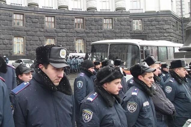 Милиция не пускает митингующих на ул.Грушевского