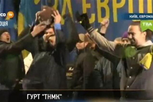 Руку поваленого Леніна винесли на сцену Евромайдана