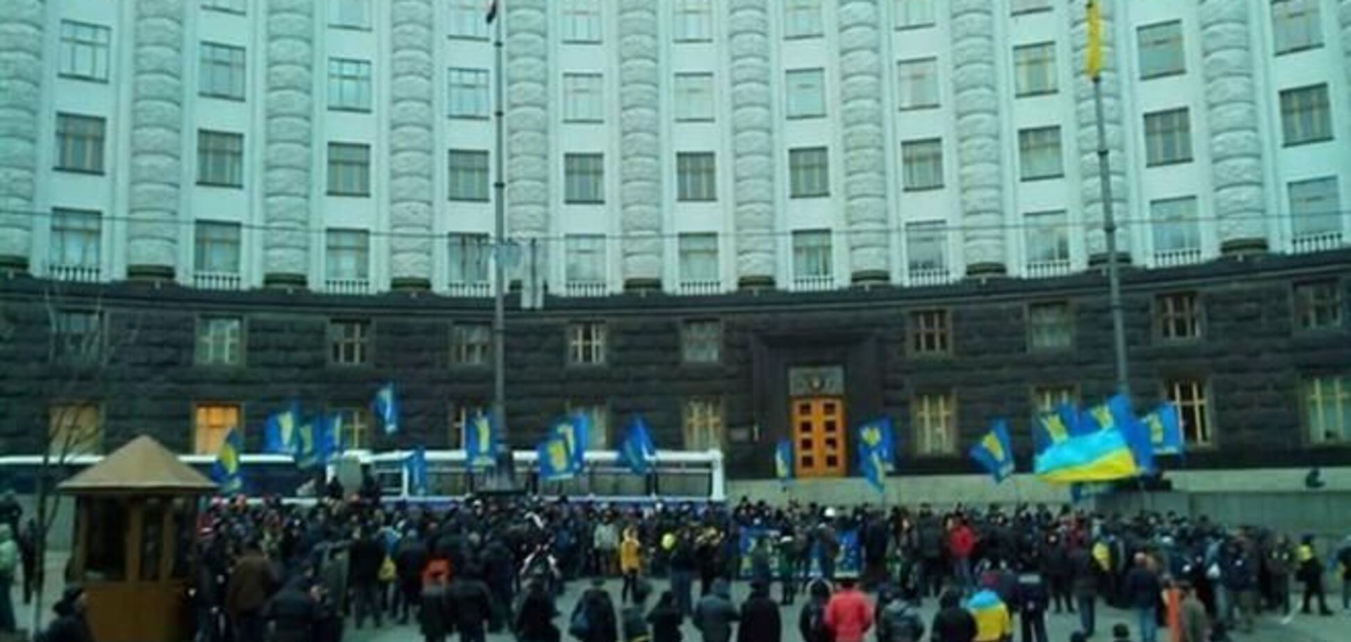 Евромайдановцы покинули территорию возле Кабмина