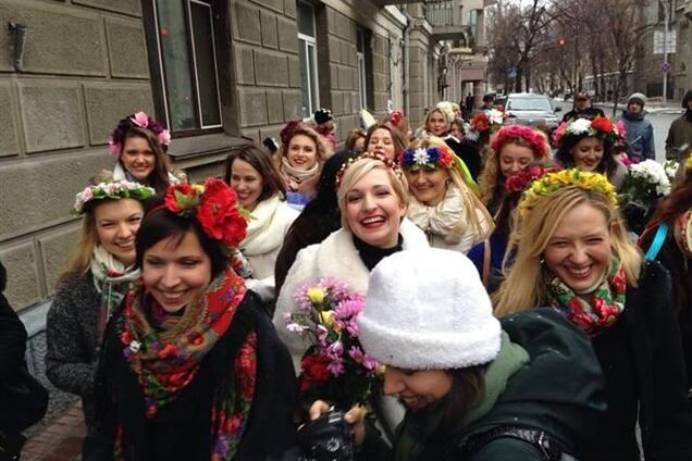 Участницы Евромайдана подарили 'беркутовцам' сердце из живых цветов