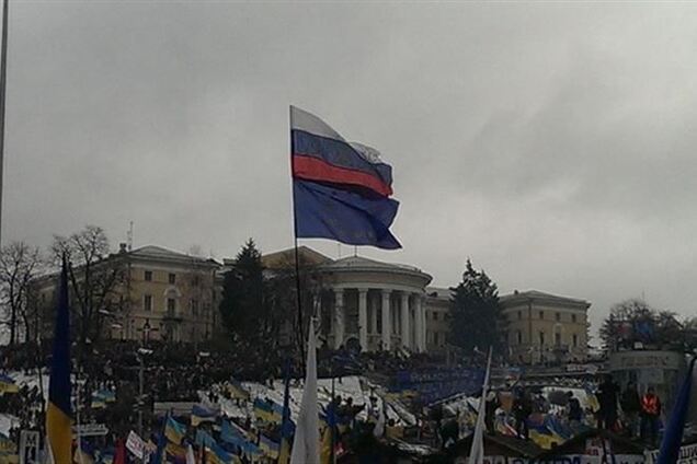 На Майдане подняли российский флаг с надписью 'Горжусь Майданом'