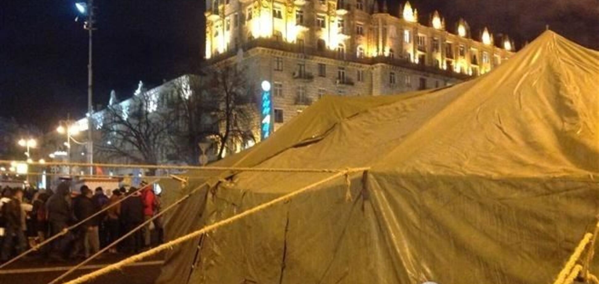 На киевском Евромайдане провели ночь около тысячи митингующих