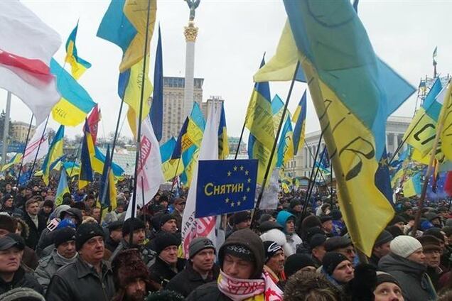 Депутат Європарламенту заспівала на Майдані 'Ти ж мене підманула'