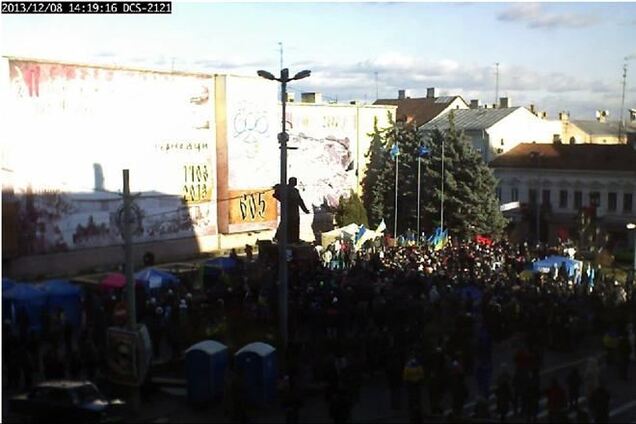 В Черновцах поддерживает Евромайдан около четырех тысяч человек