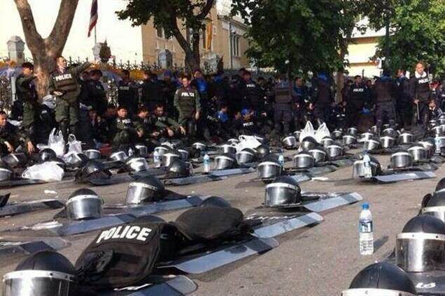 В Таиланде полиция сложила оружие перед протестующими