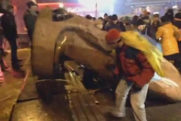 Тысячи людей идут с Майдана посмотреть на упавшего Ленина