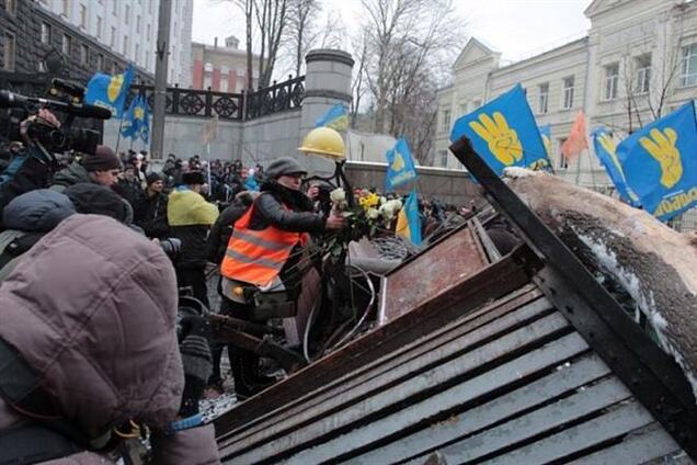 Евромайдан: біля Кабміну ростуть барикади