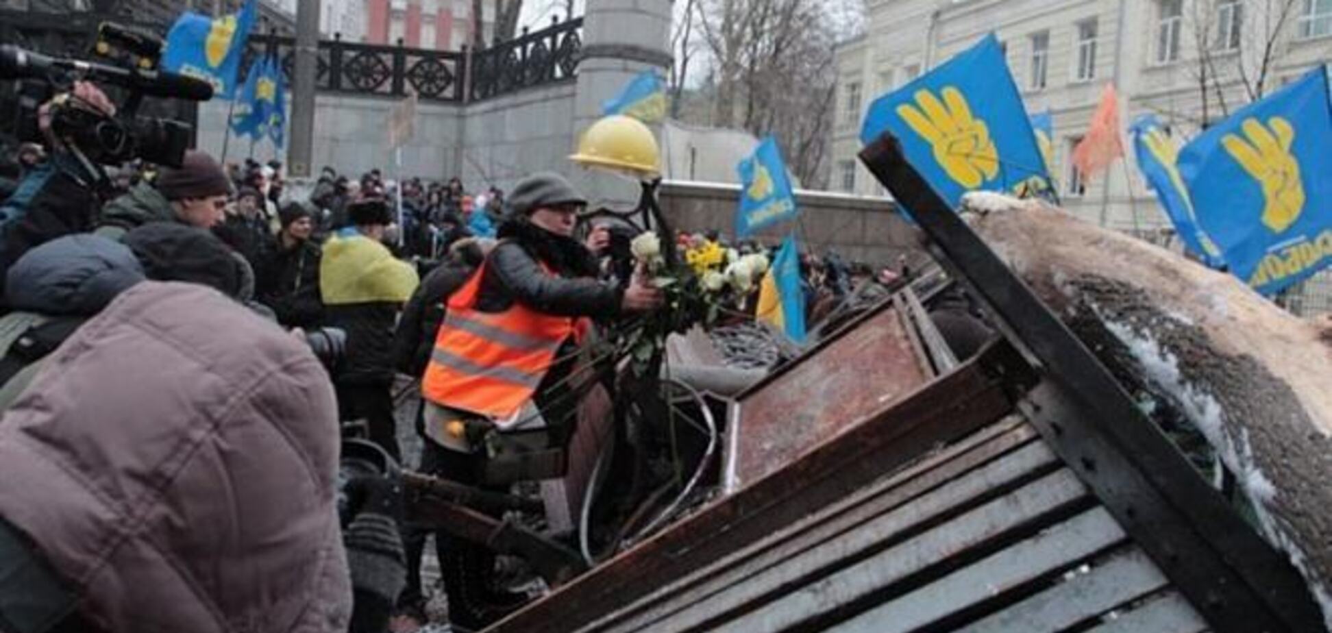 Евромайдан: возле Кабмина растут баррикады