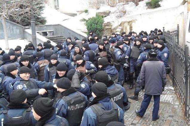 На ул.Грушевского двинулась колонна милиционеров