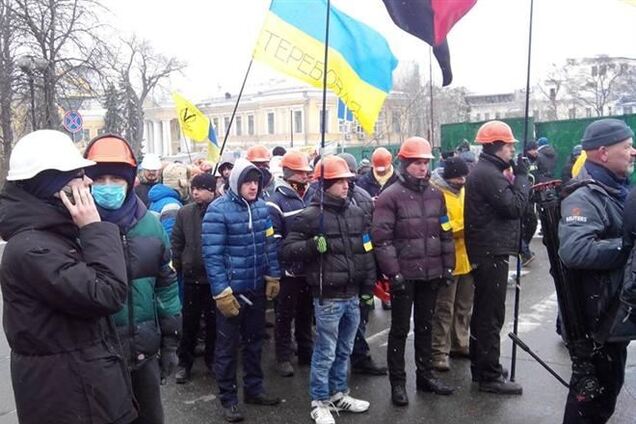 Возле Майдана появились колонны крепких парней