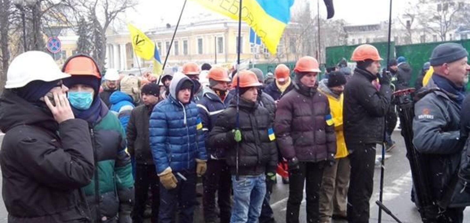 Возле Майдана появились колонны крепких парней 