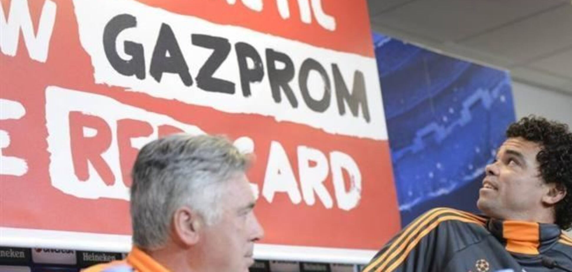 Пресс-конференция 'Реала' прервалась из-за баннера против 'Газпрома'