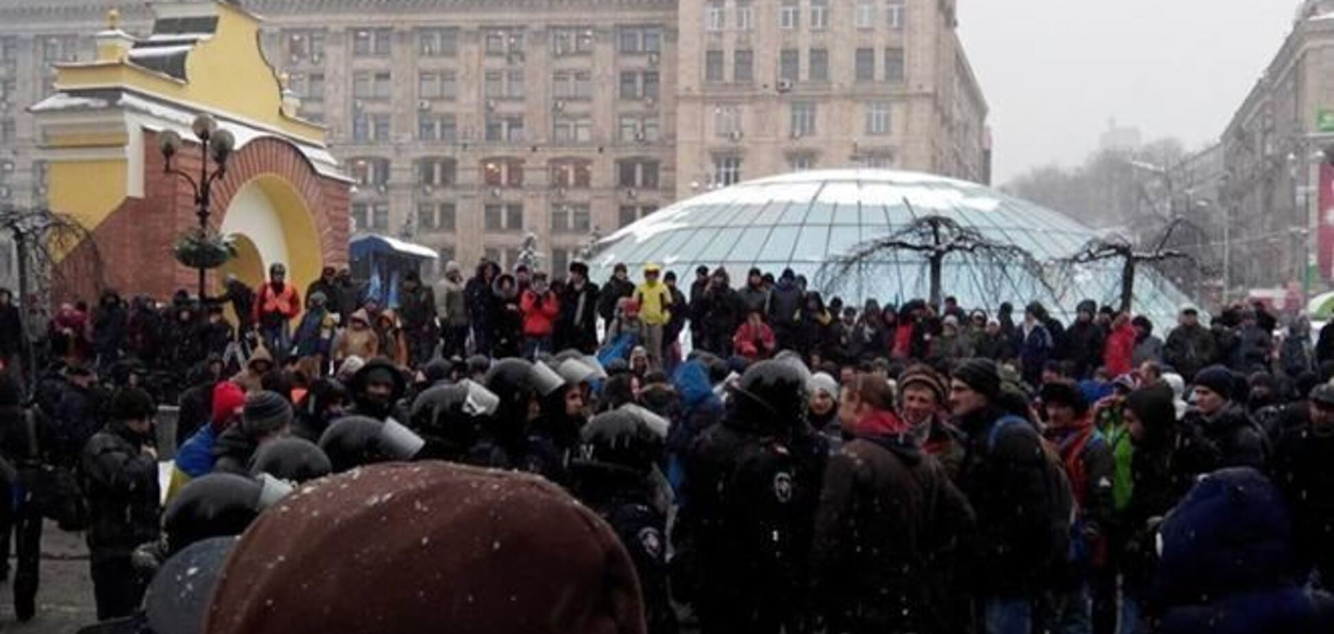 Число активістів на Майдані збільшується. Виходи з метро закриті