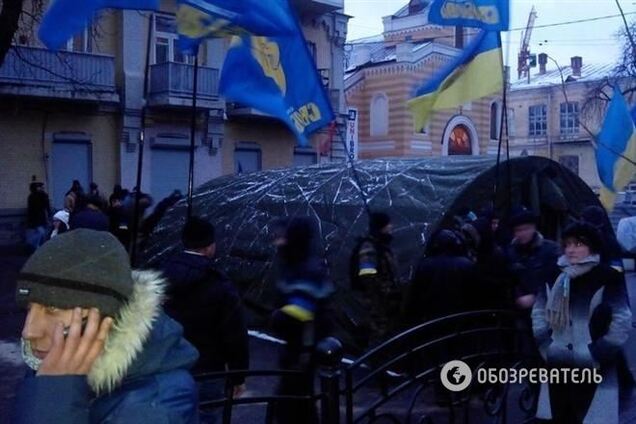 Недалеко от Администрации президента заметили два грейдера