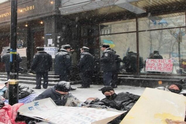 У здания ГПУ снова устроили лежачий протест