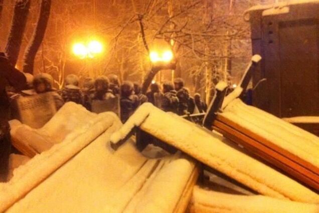 'Скорая' увезла с Евромайдана четырех бойцов ВВ – нардеп