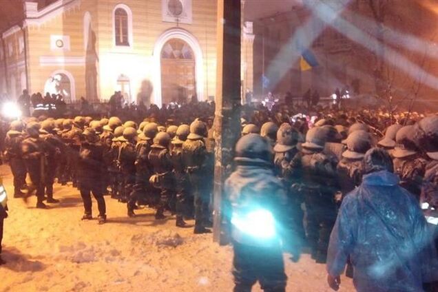 Силовики разбирают баррикады возле Кабмина