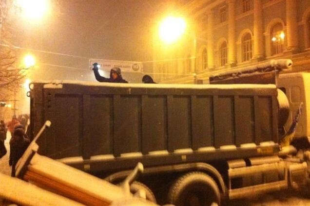 Силовики разбирают баррикады Евромайдана на Грушевского