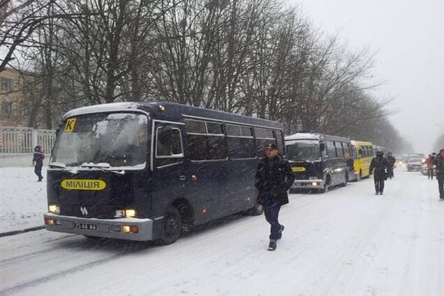 Автобусы с внутренними войсками уже заехали в Киев